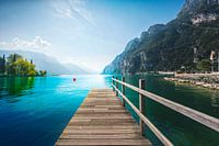 Hölzerne Seebrücke am Gardasee. Riva del Garda, Italien