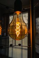 Schöne gelbe Lampe mit dunkler Atmosphäre