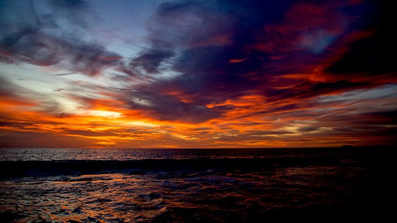 Un beau ciel nuageux plein de couleurs au moment du coucher du soleil sur la plage de Bonaire par Hans de Waay