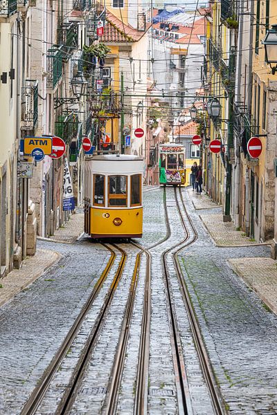 Straßenbahn in steiler Straße Lissabon von Sander Groenendijk