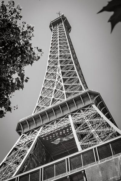 La Tour Eiffel photographiée sous un angle inhabituel par Melissa Peltenburg