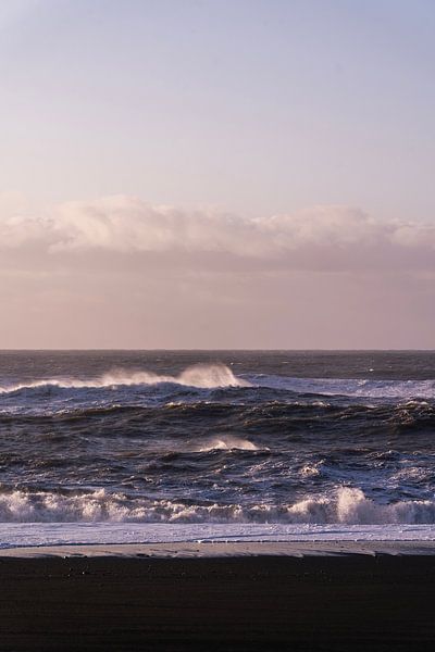 Surf calme et brut sur une plage volcanique Vagues violettes par Femke Ketelaar