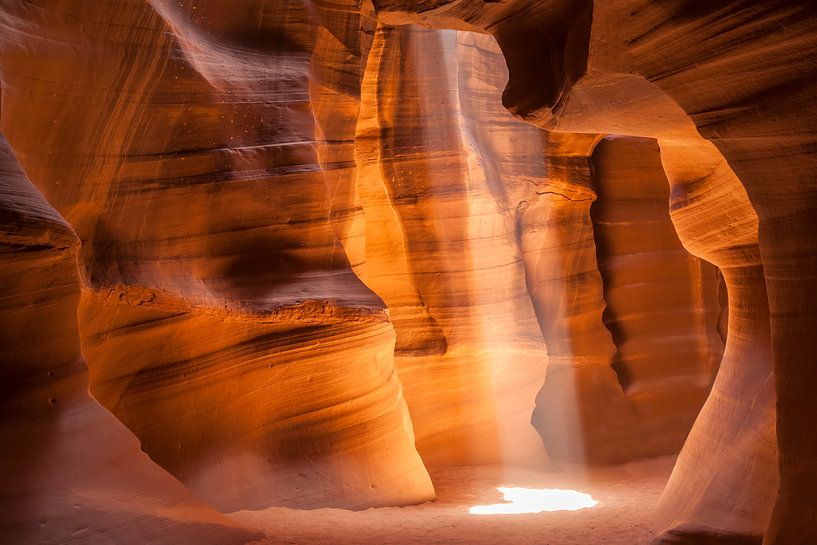 ANTELOPE CANYON Einzigartige Lichtsäule von Melanie Viola