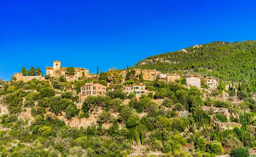 Espagne Mallorca, vue du village historique de Deia par Alex Winter