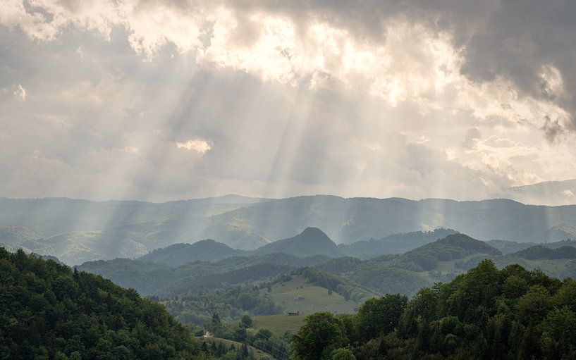 Rayons de soleil sur le paysage des montagnes. par Lorena Cirstea