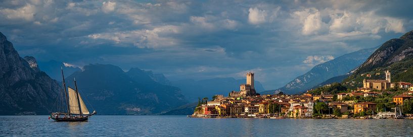 Panorama de Malcesine sur le lac de Garde, Italie par Michael Abid