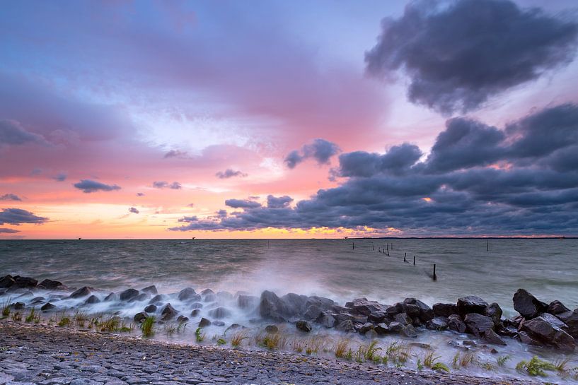 Stürmisches IJsselmeer nach Sonnenuntergang von Mark Scheper