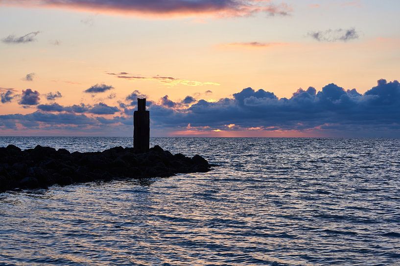 Silhouette gegen den Abendhimmel von Etienne Rijsdijk