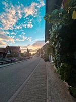 Ruhige Straße in einem charmanten Dorf