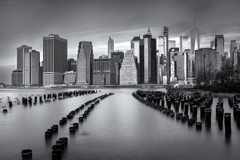 New Yorker Skyline von Pier 1 Brooklyn schwarz und weiß von Marco Rutten