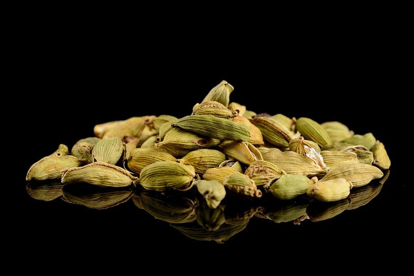 Kardamomkapseln auf einem schwarzen Hintergrund  von Sjoerd van der Wal Fotografie