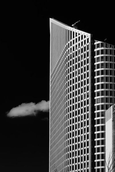 Un nuage dérive devant le Hoftoren à La Haye. par Rini Braber