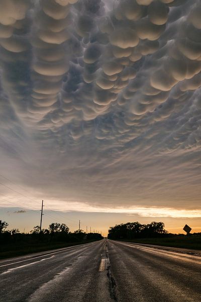Mammatus über der Straße von Menno van der Haven
