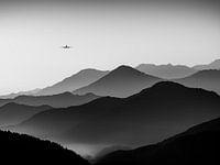 Ruhiger Himmel über nebligen Bergen.