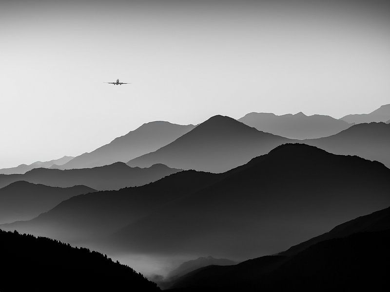 Ruhiger Himmel über nebligen Bergen. von Randy Riepe