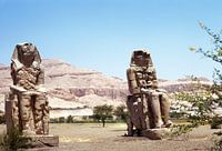 De kolossen van Memnon langs de Nijl bij Luxor
