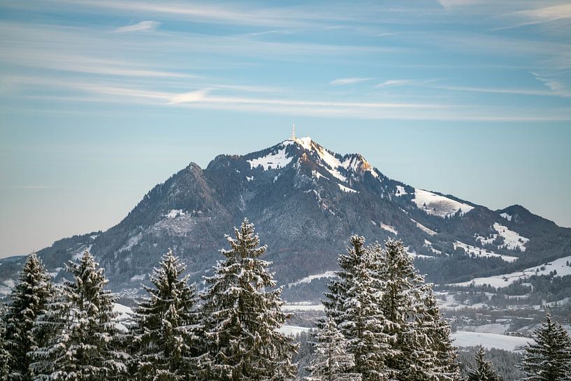 Sonnenaufgang am verschneiten Grünten von Leo Schindzielorz