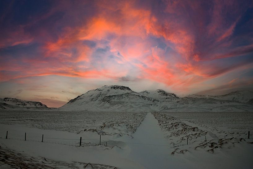 Islande, paysage avec coucher de soleil par Gert Hilbink