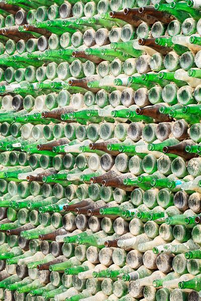 mur poussiéreux fait d'innombrables bouteilles de bière vides par Tony Vingerhoets