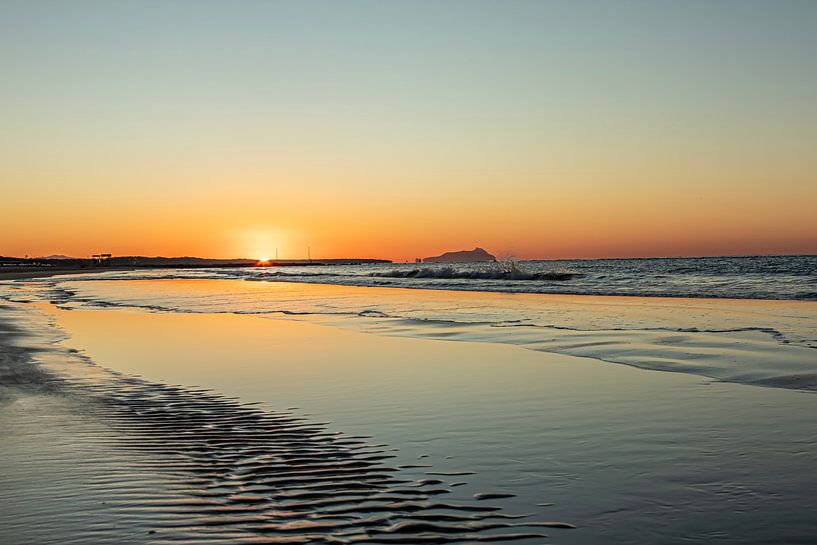 Sonnenaufgang am Meer mit Halbinsel im Hintergrund von Saskia S