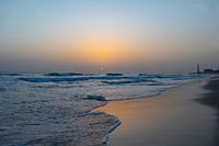 Ondergaande zon op het strand van Maspalomas, Canarische Eilanden