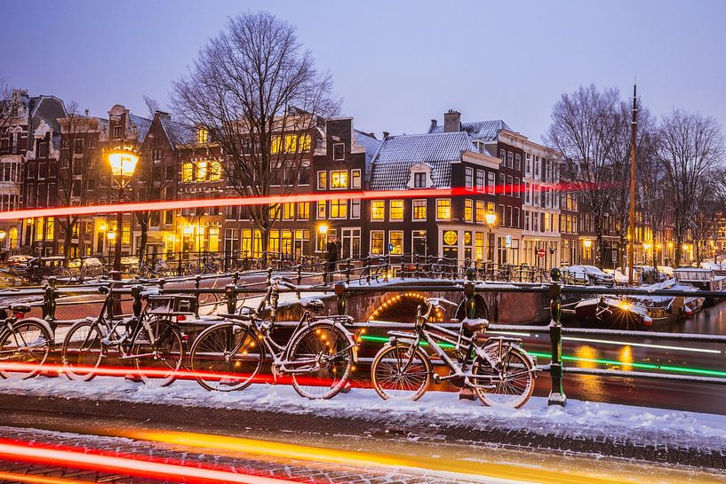 Amsterdam in winterlicher Stimmung mit Schnee an der Gracht von Steven World Traveller