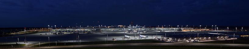 Nachts am Flughafen von Heiko Obermair