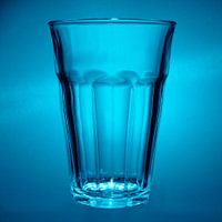 Verre clair dans la lumière bleue