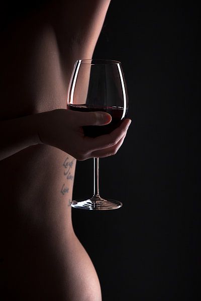 Woman body lines with a glas of wine by Leo van Valkenburg