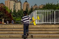 Chinees jongetje met zijn vliegtuig