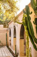 Riad au Maroc avec des cactus