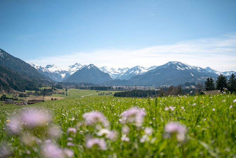 Frühling mit Schnee in den Allgäuer Bergen und Blick auf Oberstdorf von Leo Schindzielorz