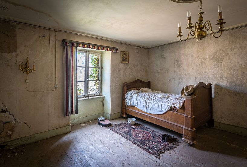 Le lit et le chapeau par Inge van den Brande