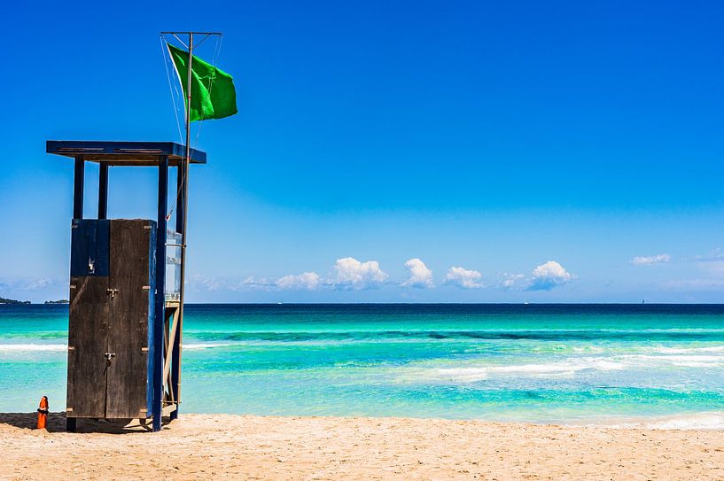 Schöner Strand mit Rettungsschwimmerturm von Alex Winter