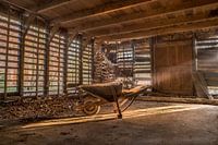 Urbex, Schubkarre in der Sonne 