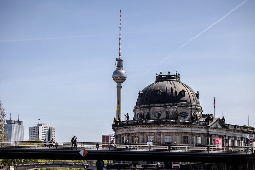 Menschen auf der Fußgängerbrücke mit dem Fernsehturm im Hintergrund von Eric van Nieuwland