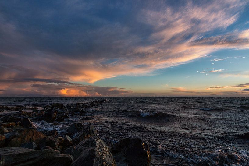 Golfbreker, wolken en zonsondergang par Bram van Broekhoven