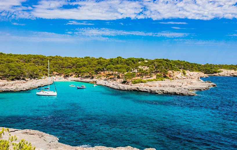 Belle baie de plage avec des bateaux à Majorque, Cala Mondrago par Alex Winter
