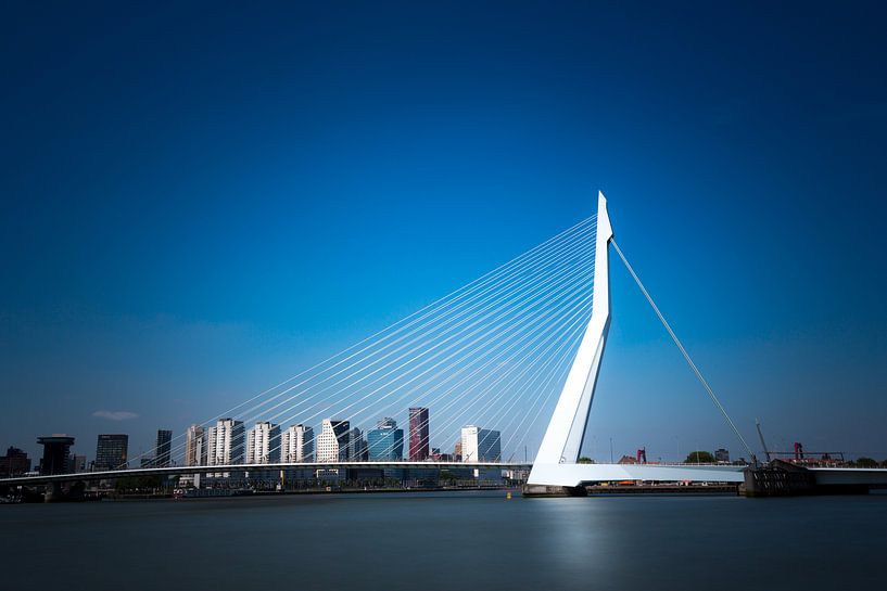 Le pont Erasmus en bleu par Prachtig Rotterdam