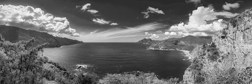 Küstenlandschaft der Insel Korsika im Mittelmeer in schwarzweis von Manfred Voss, Schwarz-weiss Fotografie