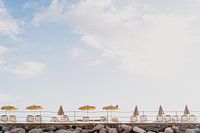 Lits de plage au bord de la mer