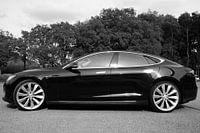 Zwarte elektrische auto.