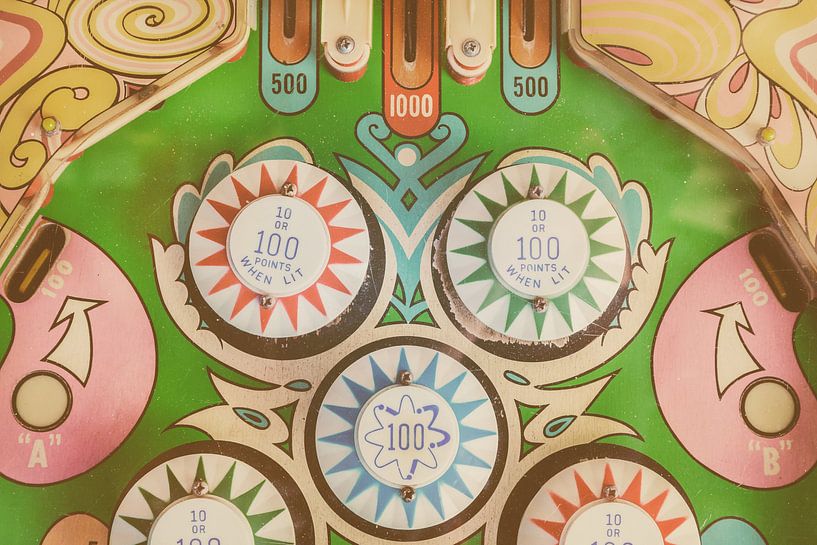 Gros plan d'un flipper vintage patiné par Martin Bergsma