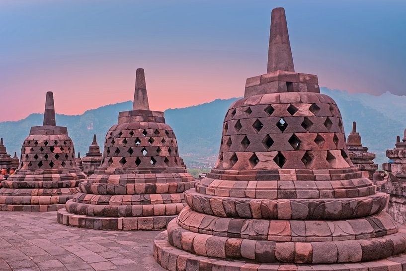 Temple Borobudur dans le centre de Java en Indonésie au coucher du soleil par Eye on You