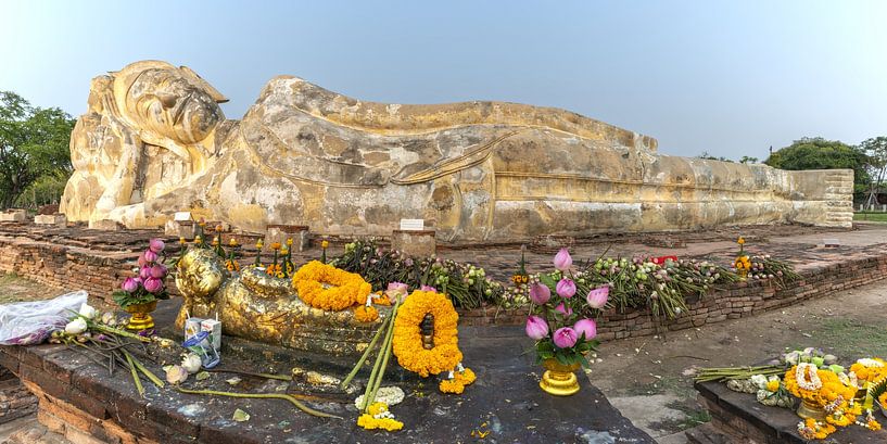 Liegende Buddhastatue, Übergang ins Nirvana, Wat Lokayasutha, Ayutthaya, Thailand von Walter G. Allgöwer