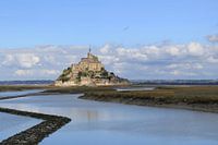 De Mont Saint-Michel bij hoog water in de zomer