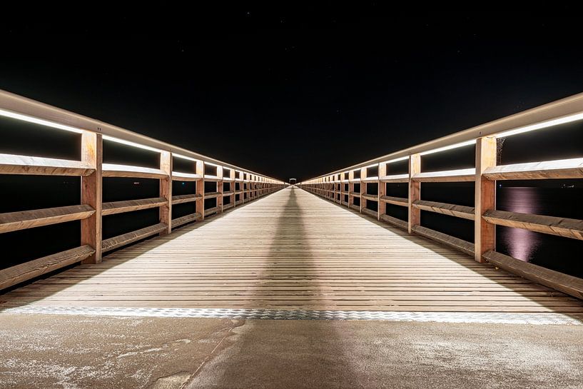 Ein Blick auf die Seebrücke in Ahlbeck an der Ostsee bei Nacht von Andreas Völkel