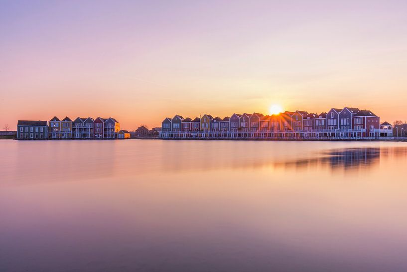 Die Sonne, die über den Häusern von Houten untergeht von Paul Weekers Fotografie
