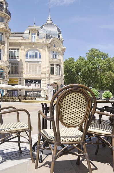Französisches Café in einer Straße von Montpellier - Vintage-Reisefotografie von Carolina Reina Photography