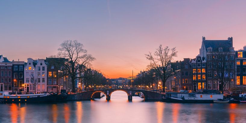 Zonsondergang over de Amstel rivier in Amsterdam van Henk Meijer Photography